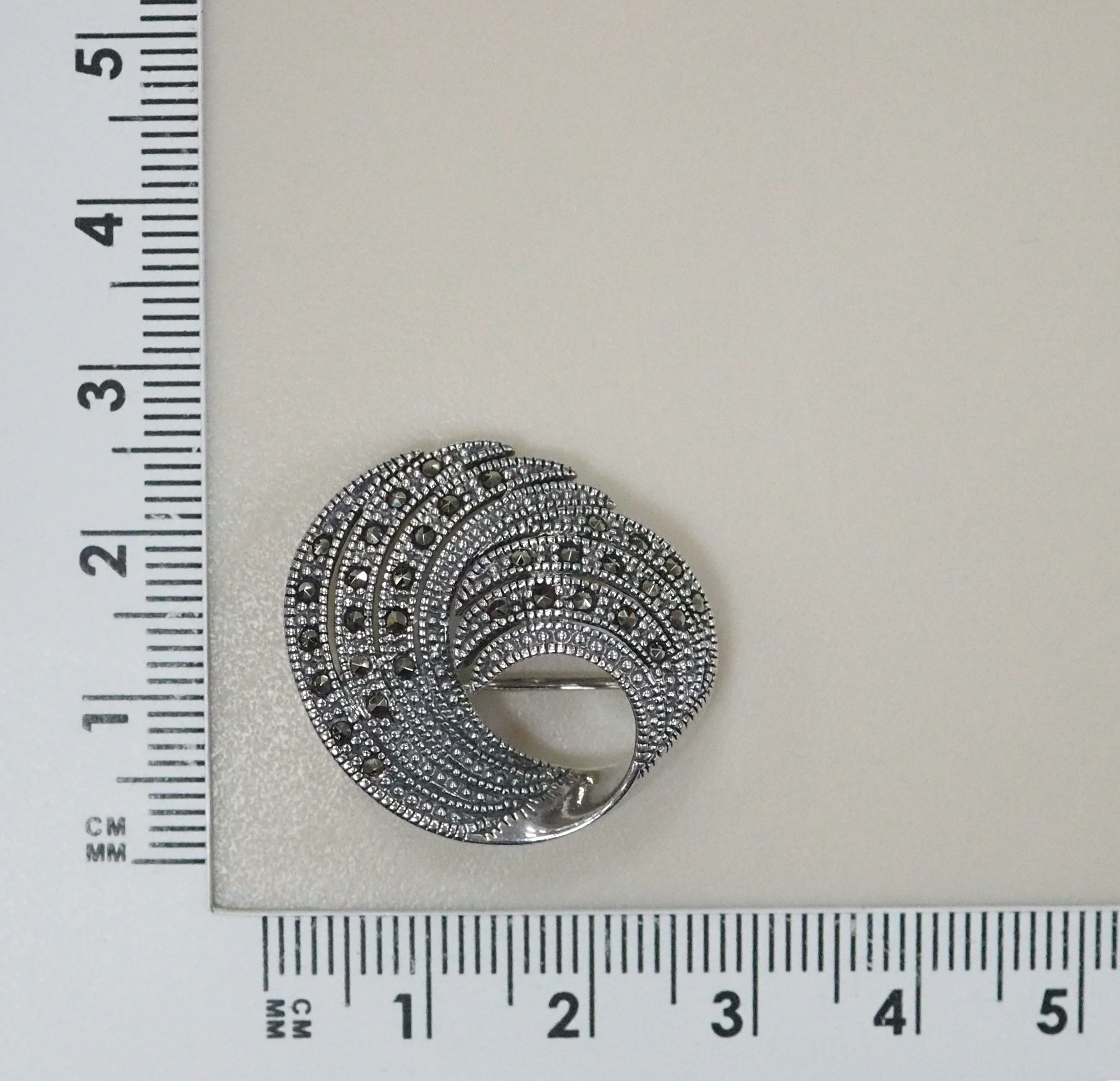 Серебряная брошь с марказитами